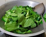 Foto langkah ke 1 dari resep Tumis Sawi Hijau Kuah Simple.