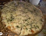 Foto del paso 3 de la receta: Pizza batida de muzzarella a la fugazzeta con provenzal y reggianito 🙌🏻😋