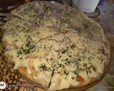 Foto del paso 3 de la receta: Pizza batida de muzzarella a la fugazzeta con provenzal y reggianito 🙌🏻😋