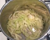 Foto del paso 3 de la receta: Rajas de chile poblano con crema y queso Oaxaca