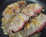 Foto del paso 3 de la receta: Rollos de carne rellenos con salsa de cebolla y vino