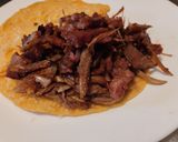 Foto del paso 7 de la receta: Arepa🥯rellena de pollo🫕y salchichón teriyaky con ensalada fresca🥙🧆🌯