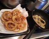 Foto del paso 3 de la receta: Arroz con pescado frito y anillos de cebolla