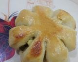 A picture of step 8 of Chicken flower buns.