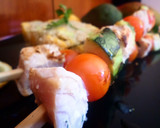 Foto del paso 5 de la receta: Brochetas de bonito y calabacín con guarnición de quinoa, mango y aguacate