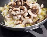 Foto del paso 2 de la receta: Salteado de champiñones y col china