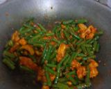 Foto langkah ke 4 dari resep Balado ayam, kacang panjang dan tahu.