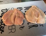 Une image de l'étape 1 de Filets de poulet marinés grillés aux épices et pesto d'herbes.