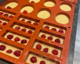 Une image de l'étape 4 de Financiers framboise.