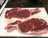 Foto del paso 1 de la receta: Bistec de ternera a la plancha con guarnición de pimiento del piquillo confitados