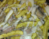 Foto del paso 2 de la receta: Patatas con pechuga de pollo salchichas frescas champiñones aderezadas y gratinada