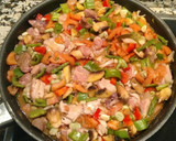 Foto del paso 2 de la receta: Contramuslos de pollo con higaditos y verduras