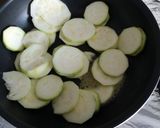 Une image de l'étape 1 de Courgette ebly tomate avec boulettes.