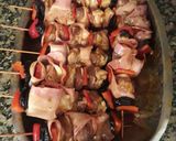 Foto del paso 3 de la receta: Brochetas de pollo y cerdo con ensalada fresca