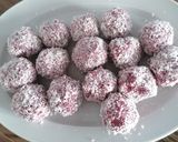 Pas rețetă Bomboane raw cu cocos și zmeură 2 fotografie