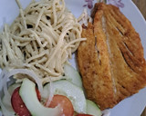 Foto del paso 4 de la receta: Filete de dorado frito con ensalada fresca y espagueti con crema