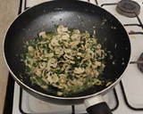 Foto del paso 4 de la receta: Pollo al verdeo y champiñones