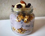 Foto del paso 1 de la receta: Parfait de yogur en frasco con granola, frutos secos y banana😋