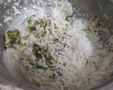 A picture of step 4 of Paneer ke uttapam.