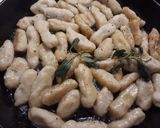 Φωτογραφία βήματος 5 της συνταγής Gnocchi με φασκόμηλο και βούτυρο στο τηγάνι