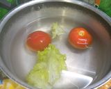 Foto del paso 1 de la receta: Ensalada de Lechuga y Tomate con Papas Fritas y Huevo Frito
