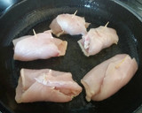 Foto del paso 3 de la receta: Rollitos de pollo rellenos de jamón serrano y queso de trufa