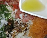 صورة لخطوة 2 من وصفة سلطة الملفوف والطماطم