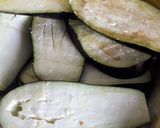 Φωτογραφία βήματος 1 της συνταγής Μελιτζάνες ψητές με σάλτσα ντομάτας, τυρί φέτα και βασιλικό 🍆🍆