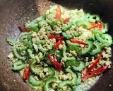 รูปขั้นตอนการทำที่ 4 ของ เขียวหวานผัดแห้งไก่มะระกับข้าวบาสมาติ