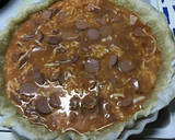 Foto del paso 2 de la receta: Pastel de hojaldre con salchichas al queso, bacon y tomate frito