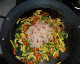 Foto del paso 3 de la receta: Fideos con verduras salteadas y camarón