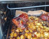 Foto del paso 2 de la receta: Codillo al horno con patato asado y verduras. Delicious