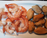 Foto del paso 3 de la receta: Langostinos y mejillones en salsa de tomate al orégano y albahaca