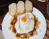 Foto del paso 4 de la receta: Tortellinis con boloñesa de salchicha y chorizo y huevo frito
