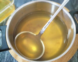 Foto del paso 2 de la receta: Fideuà de rape y navajas con fumet de rape y alga fucus