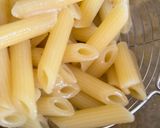 Foto del passaggio 2 della ricetta Pasta fredda pomodorini feta e olive