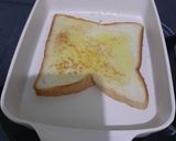 Foto langkah ke 2 dari resep Roti Bakar Selai Strawberry & Meises Cokelat.