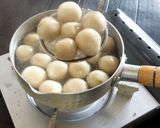 Foto langkah ke 5 dari resep Cilok isi abon ayam bumbu kacang.