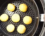 Foto del paso 3 de la receta: Bolitas de patata 🥔, queso 🧀 y especias🧂 en freidora de aire