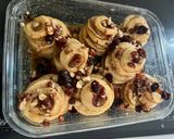 Une image de l'étape 4 de Pommes au four farcies à la banane jus au rhum toppings raisins secs et noisettes 🍎🍏.