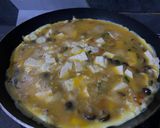Foto langkah ke 4 dari resep Omelet Jamur Shimeji.