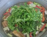 Foto langkah ke 4 dari resep Sup Patin Kemangi Kuah Bening.