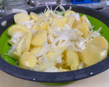 Foto del paso 3 de la receta: Tortilla de patata con queso y cebolla