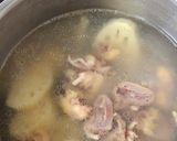 Hình bước làm 2 của món Canh tim gà hầm nấm củ sen