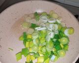 Gambar langkah 2 resipi Leek Omelette.