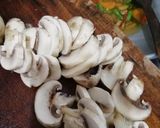 Foto langkah ke 4 dari resep Tumis jamur kancing.
