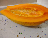 Foto del paso 1 de la receta: Papaya rellena de frutas con higos y melocotón a la plancha