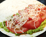 Foto del paso 2 de la receta: Tortilla de trigo rellena de aguacate, tomate y queso