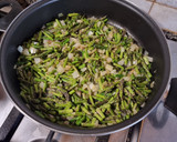 Foto del paso 2 de la receta: Espárragos con gambas, surimi y gulas
