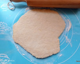 Olajban sült krumplis pogácsa krumplipüréből recept fázis 2 fotója